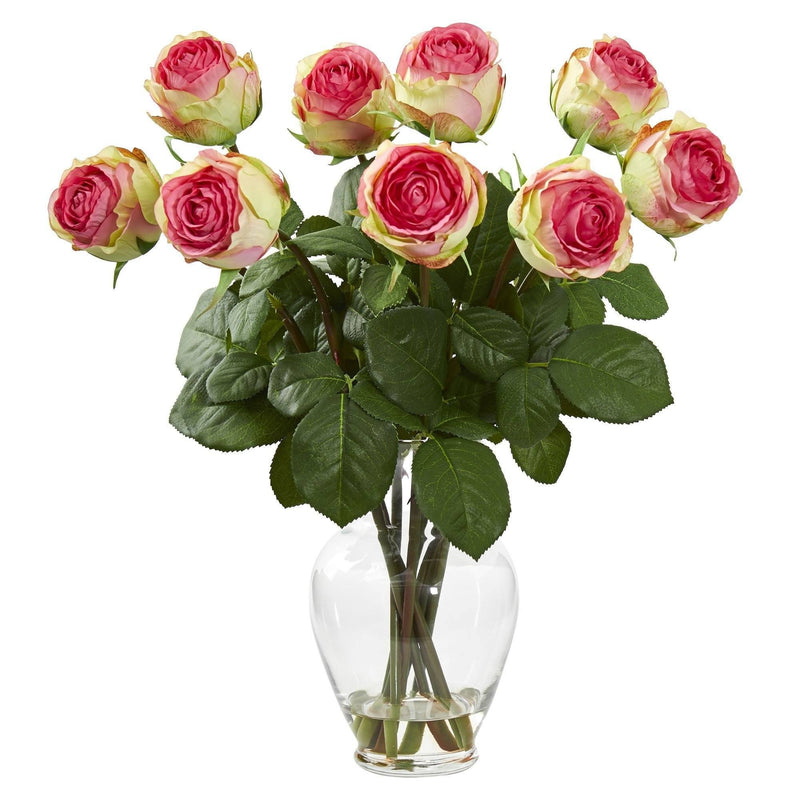 Arrangement artificiel de roses dans un vase en verre