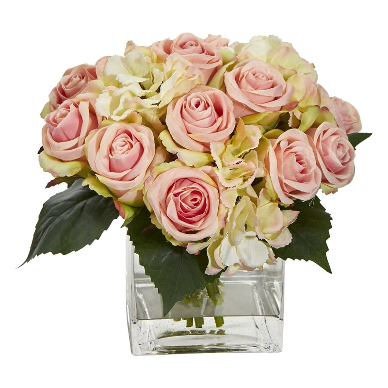 Bouquet de roses et d'hortensias dans un vase