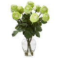 Arrangement artificiel de roses dans un vase en verre