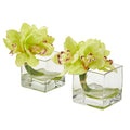 Arrangement artificiel d'orchidées cymbidium dans un vase en verre