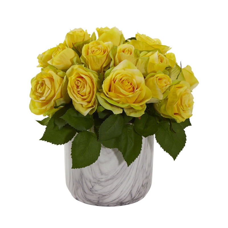 Arrangement artificiel de roses dans un vase fini en marbre